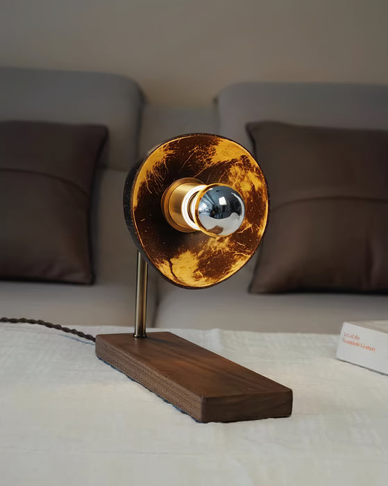 مصباح طاولة من خشب الجوز